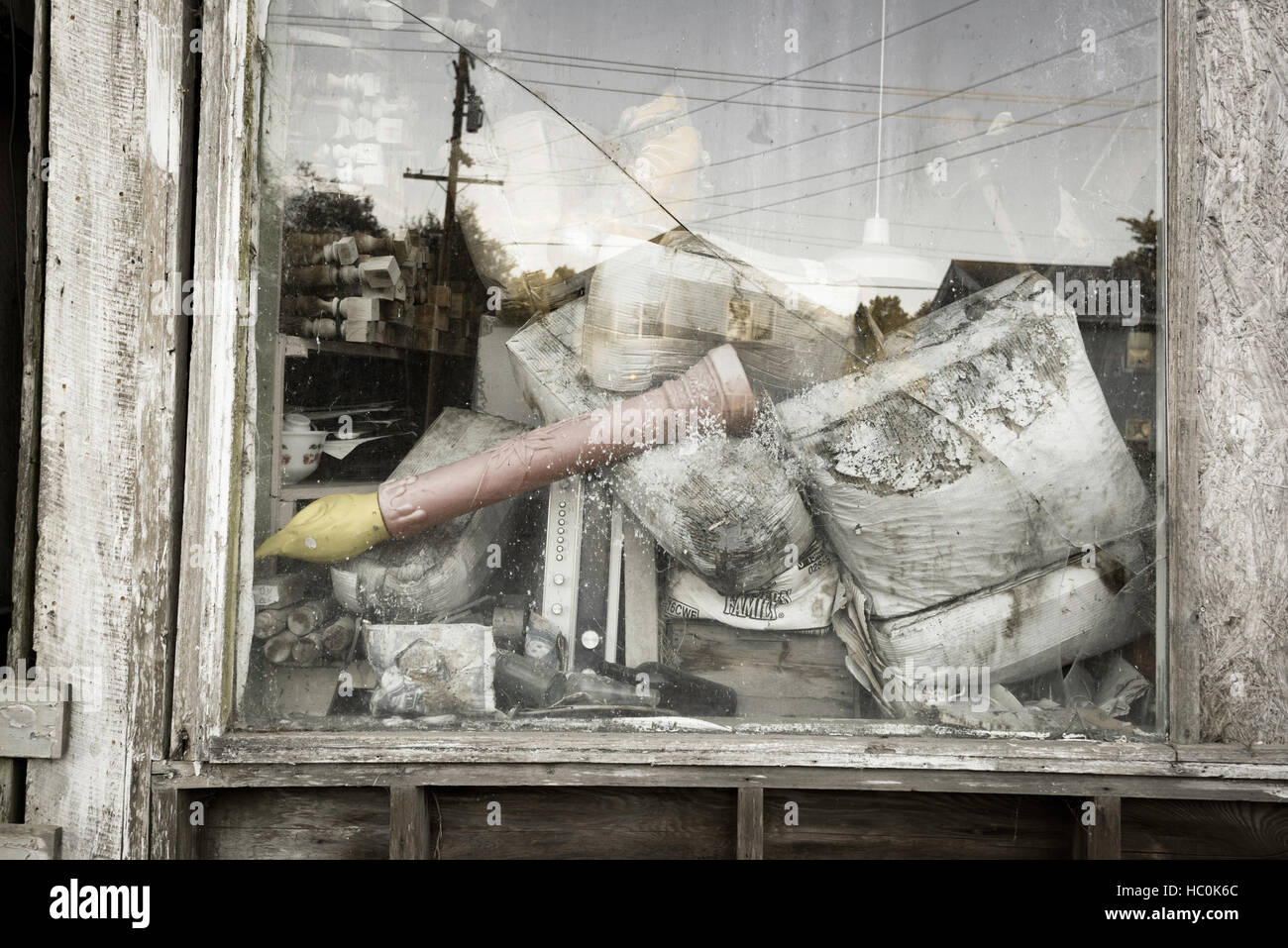 Haufen von zufälligen Elemente in einem verlassenen Schaufenster im Rohnerville Stockfoto