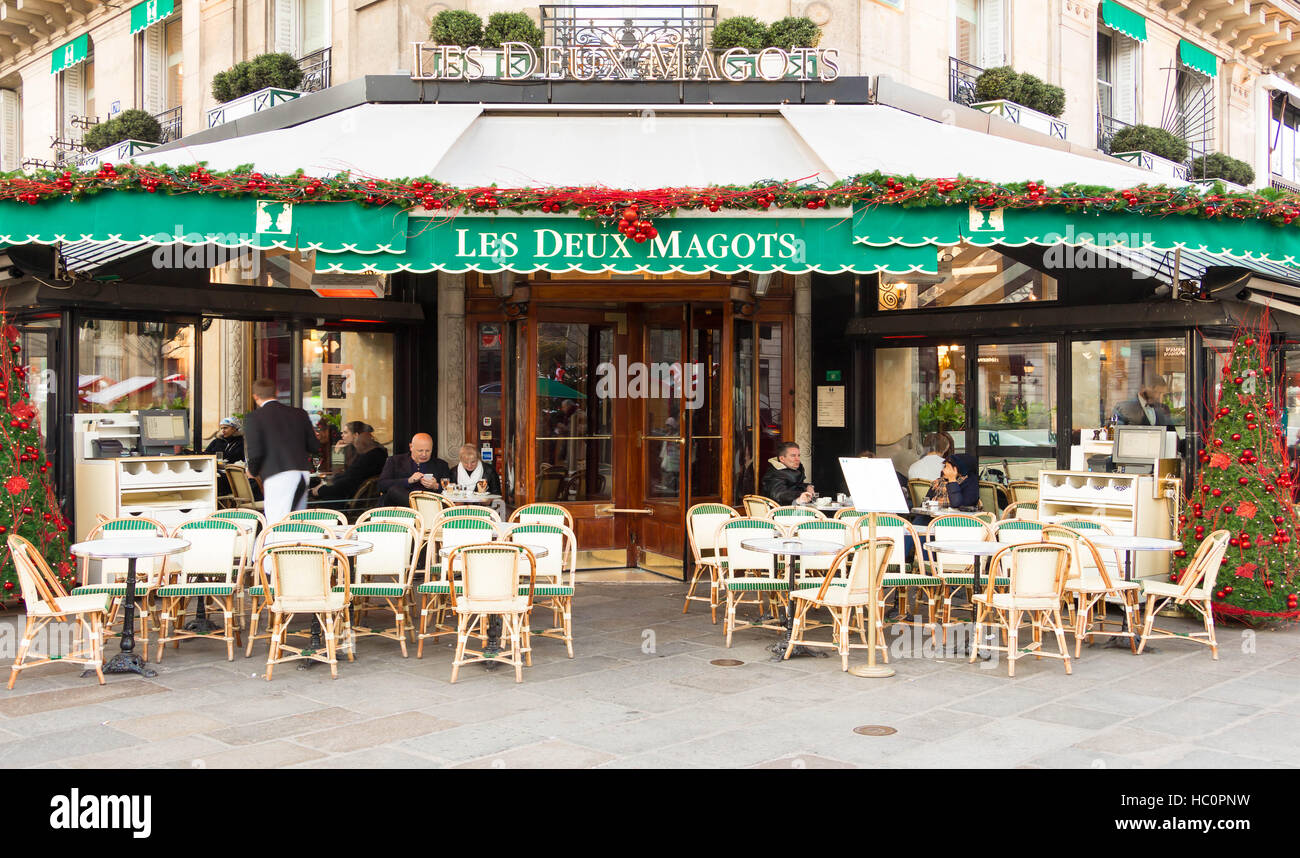 Paris, Frankreich-Dezember 05, 2016: Das berühmte Café Les Deux Magots dekoriert für Weihnachten am Boulevard Saint-Germain in Paris befindet. Stockfoto
