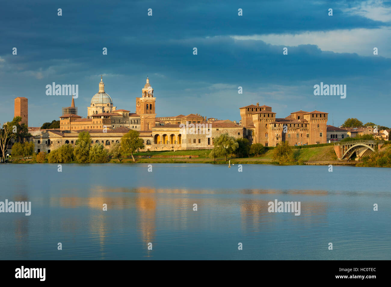 Am frühen Morgen über mittelalterliche Stadt Mantova und Lago Inferiore, Lombardei, Italien Stockfoto