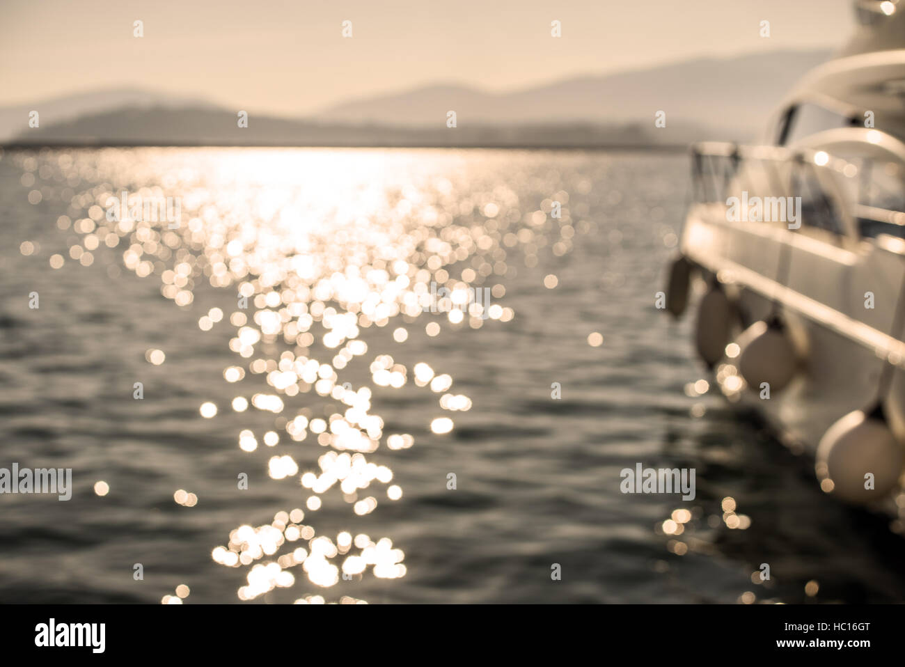 Verschwommenes Bild der Luxus-Yacht im Hafen Before Sunset, absichtlich unscharf für Nutzung im Hintergrund... Stockfoto