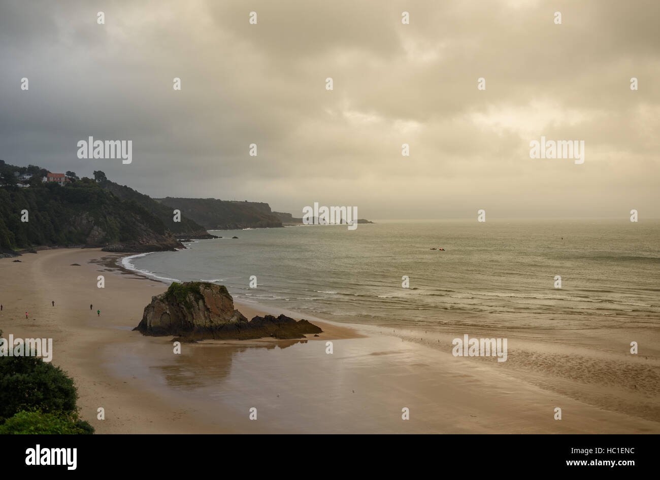 Seltsame Beleuchtung über Tenby Strand, eingehende Regen Stockfoto