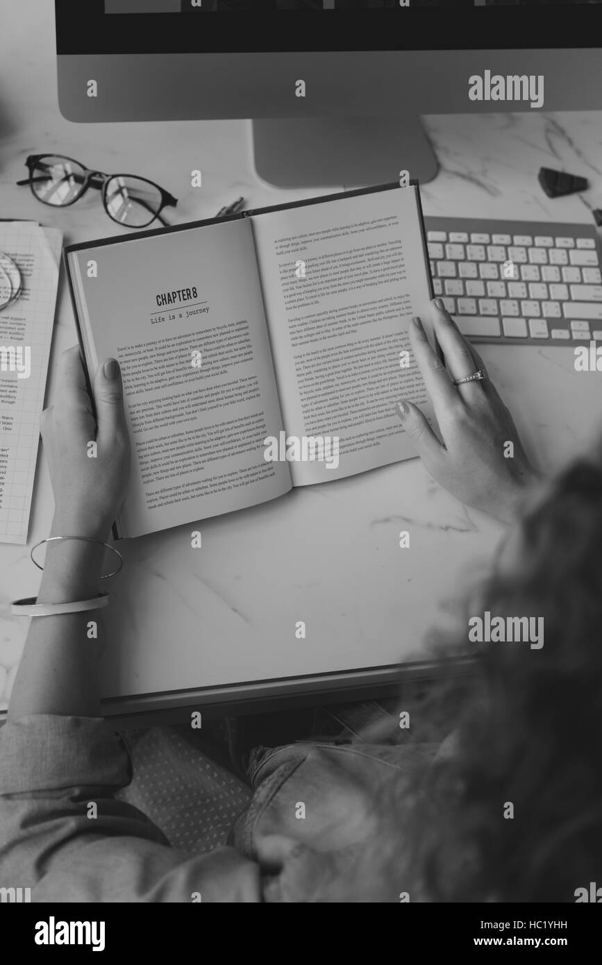 Frauen lesen Buch Freizeitbeschäftigung Lernkonzept Stockfoto