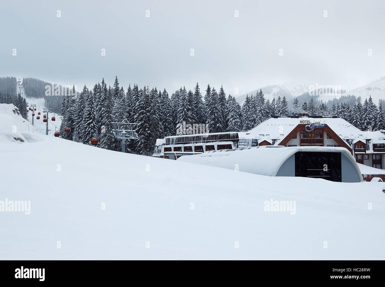 Jasna, Slowakei - 18. Januar 2012: Blick auf die Seilbahn und das Grand Hotel verschneiten Winter im Skigebiet Jasna, Niedere Tatra. Stockfoto