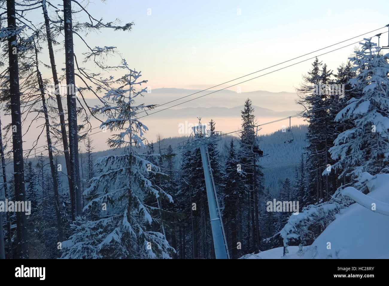 Sonnenuntergang im Gebirge hohe Tatra im Skigebiet, Slowakei. Stockfoto