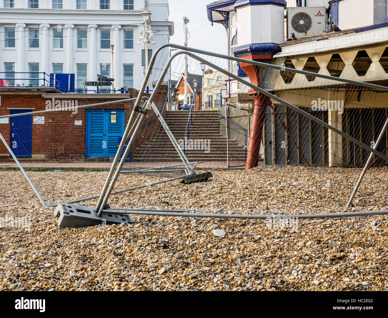 Eastbourne Pier unter Reparatur aber zeigen Metall Hindernisse brach nach starkem Wind Stockfoto