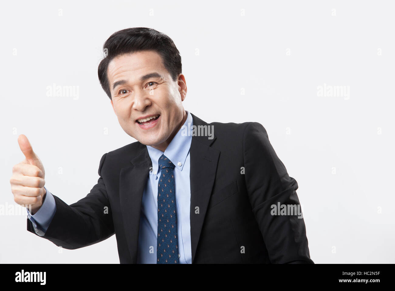 Porträt des Lächelns Mitte im Alter Geschäftsmann mit Daumen-up Stockfoto