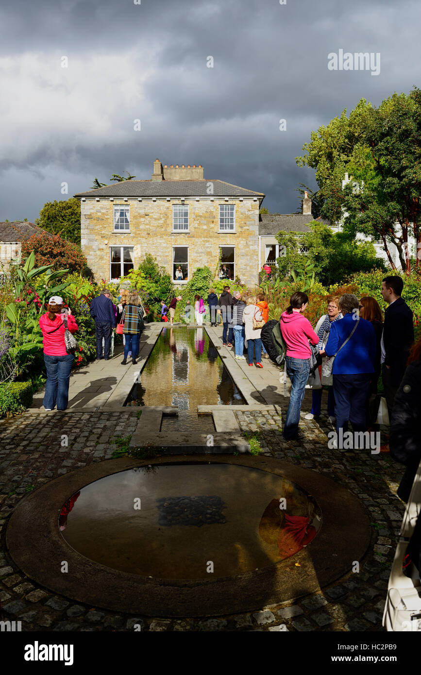 Massen besuchen Sie The Dillon Garden letzte Tag der offenen Tür Sandford Straße Dublin krautige Grenze Stauden üppige Bepflanzung Regelung RM Floral Stockfoto