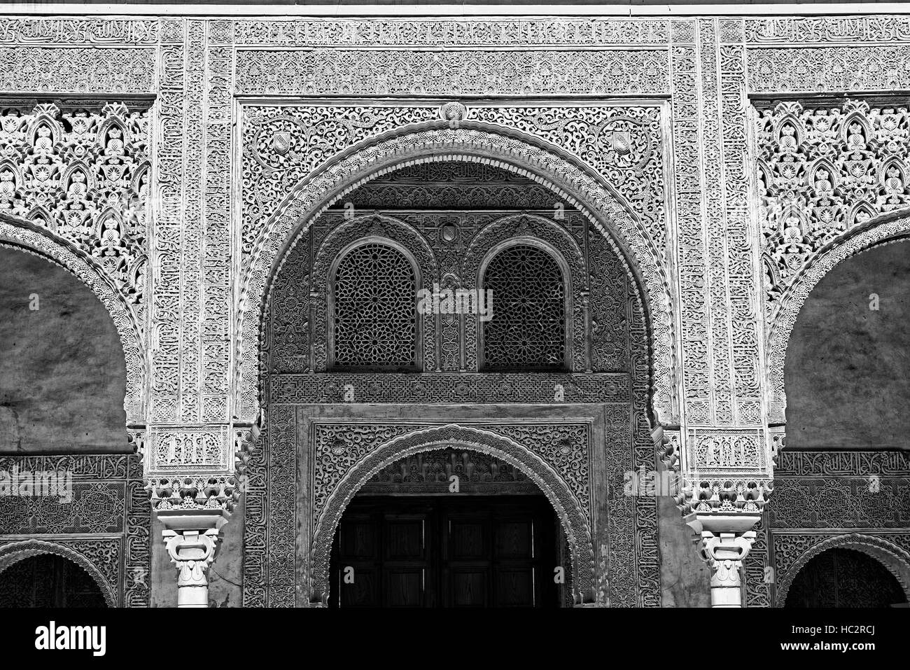 gewölbten Bogen Torbogen verzierte Wand Detail Nasriden Palast Alhambra Gärten Generalife schwarz-weiß RM Floral Stockfoto