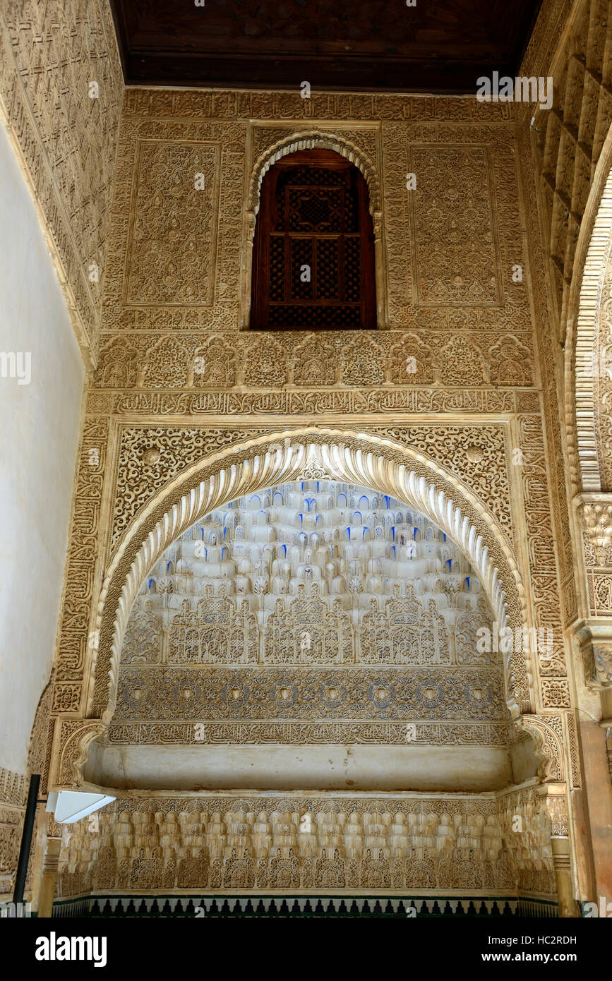 gewölbten Bogen Torbogen verzierte Wand Detail Nasriden Palast Alhambra Gärten Generalife zum UNESCO-Weltkulturerbe RM Floral Stockfoto