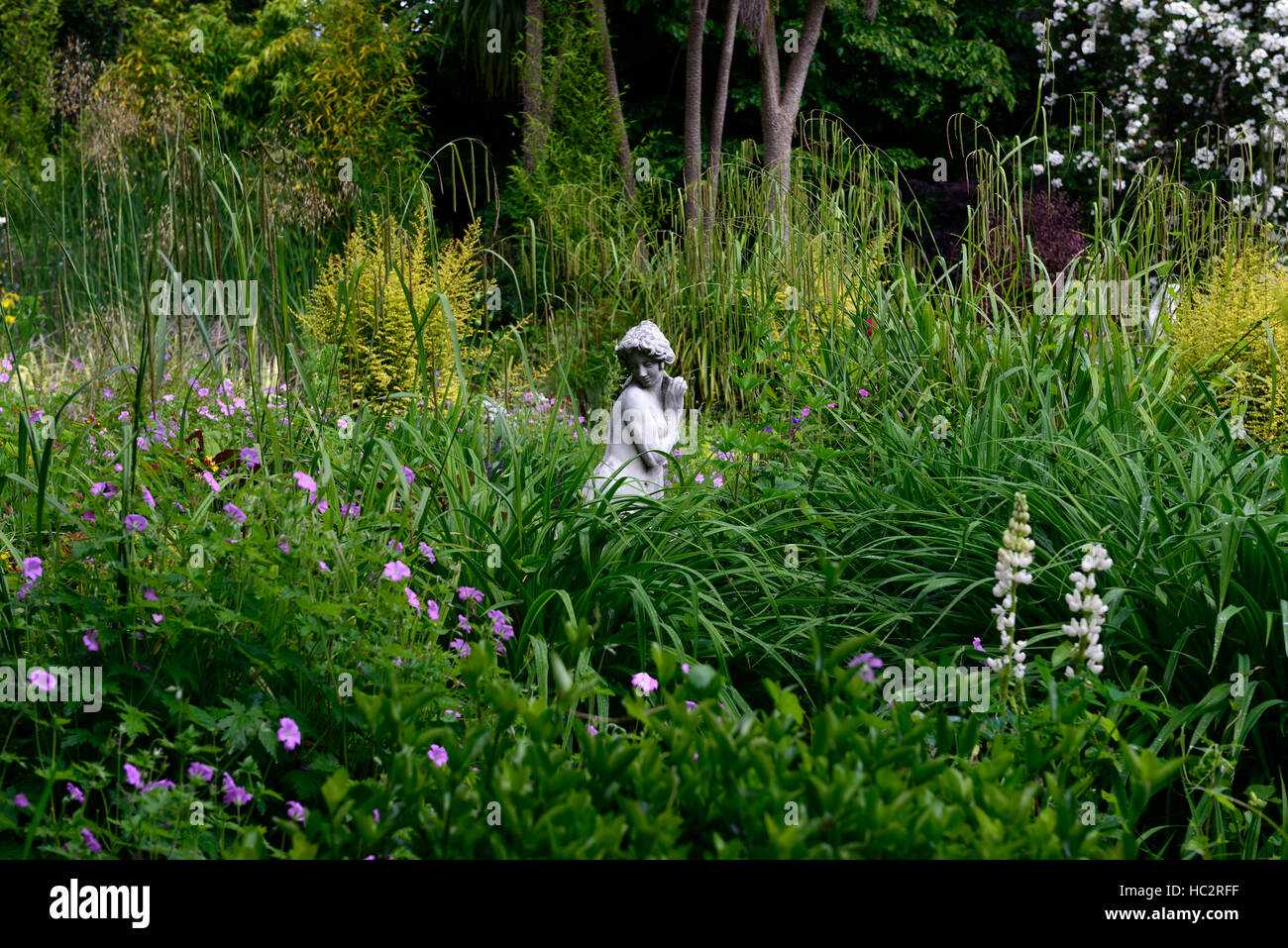 grüne Blätter Blattwerk Gartengestaltung Mitte zentriert um die Statue viktorianischen Victorianesque verfügen über Gartenarbeit RM Floral Stockfoto