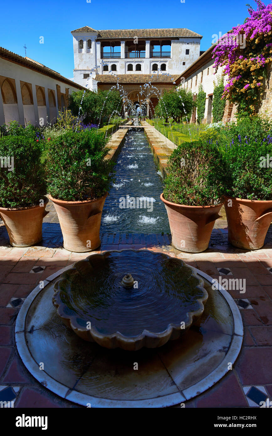 Patio De La Acequia ornamentalen Gartenbewässerung Kanal Alhambra Palast Palacio de Generalife Granada Spanien RM Floral Stockfoto
