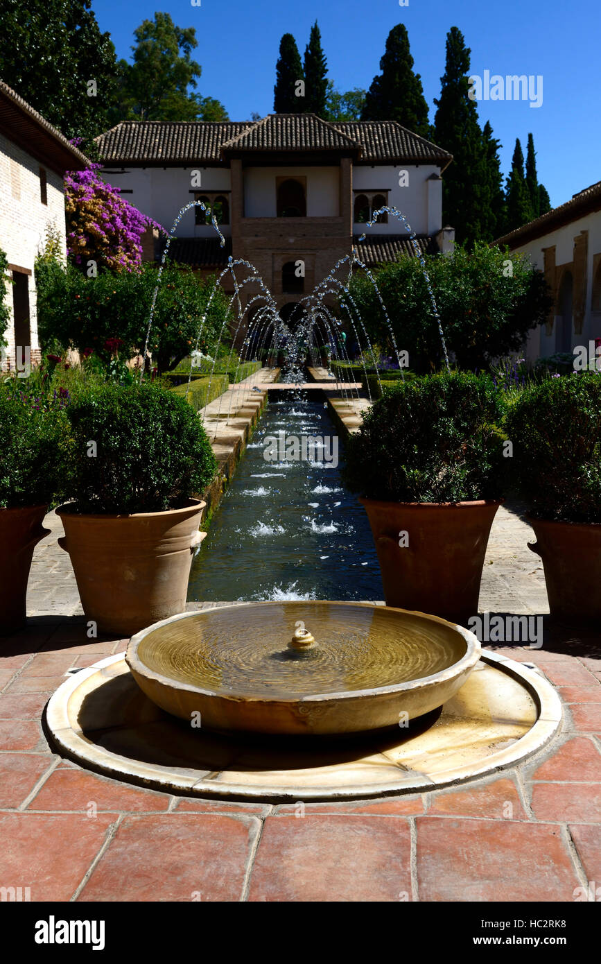 Patio De La Acequia ornamentalen Gartenbewässerung Kanal Alhambra Palast Palacio de Generalife Granada Spanien RM Floral Stockfoto