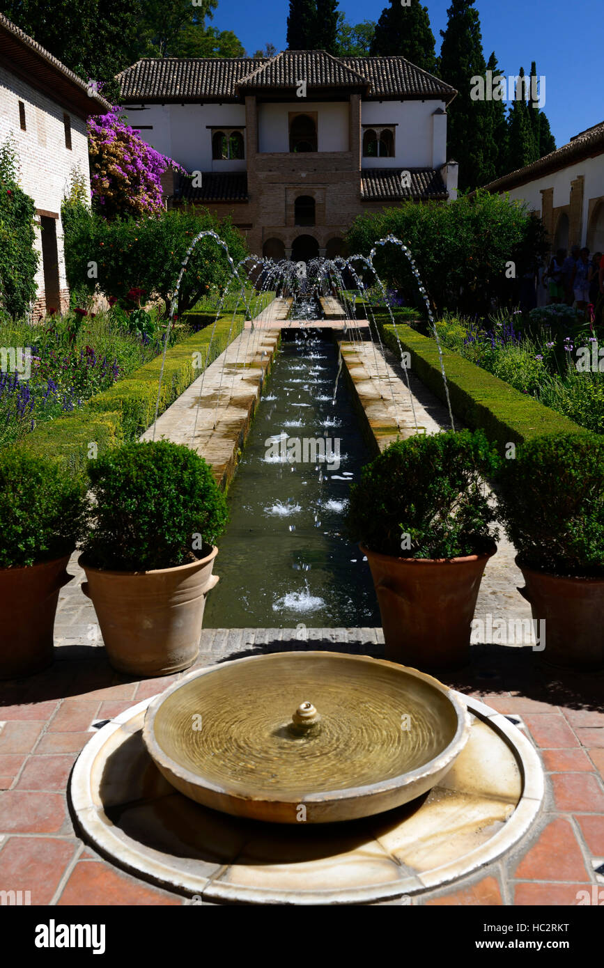 Patio De La Acequia ornamentalen Gartenbewässerung Kanal Alhambra Palast Palacio de Generalife Granada Spanien RM Floral Stockfoto