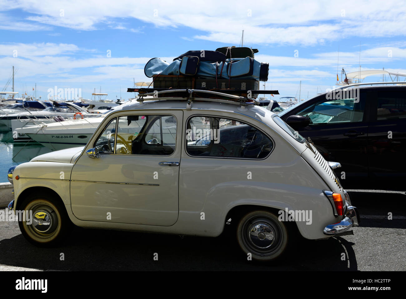 Platz für 600E weißes Auto Gepäck Dachträger Kleinwagen Oldtimer Oldtimer Spanien Tour Touren Urlaub Urlaub Verkehr RM Welt Stockfoto