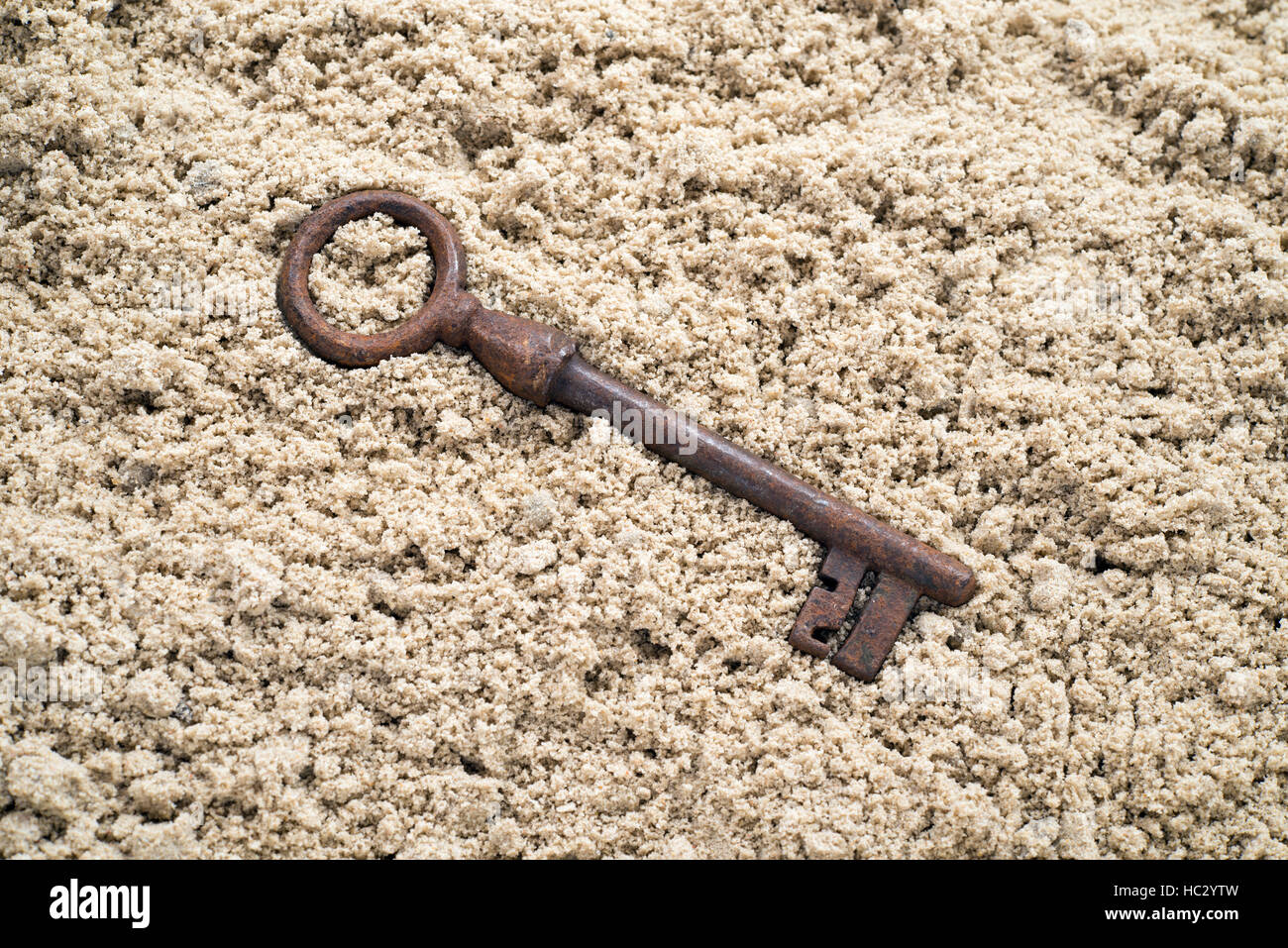 Schlüssel verloren im Sand. Eine Gelegenheit finden Stockfoto