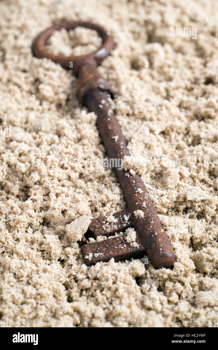 Schlüssel verloren im Sand. Eine Gelegenheit finden Stockfoto