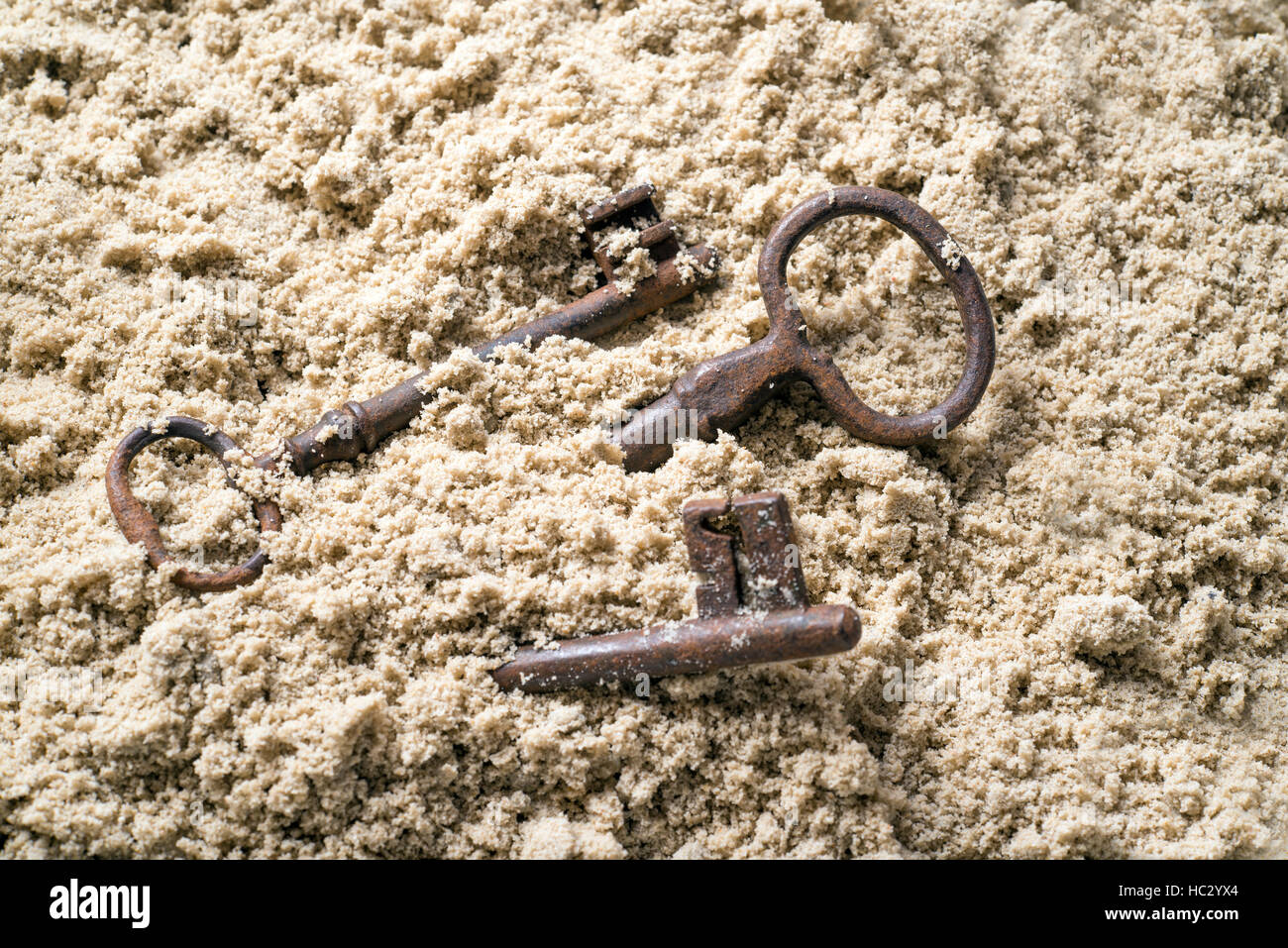 Schlüssel verloren im Sand. Eine Gelegenheit finden Stockfoto