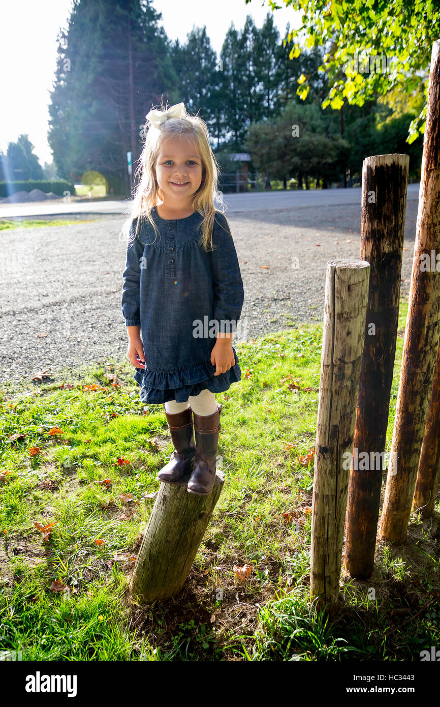 Kind steht auf einem hölzernen Pfosten auf ein Outdoor-county Park entlang des McKenzie in Oregon. Stockfoto