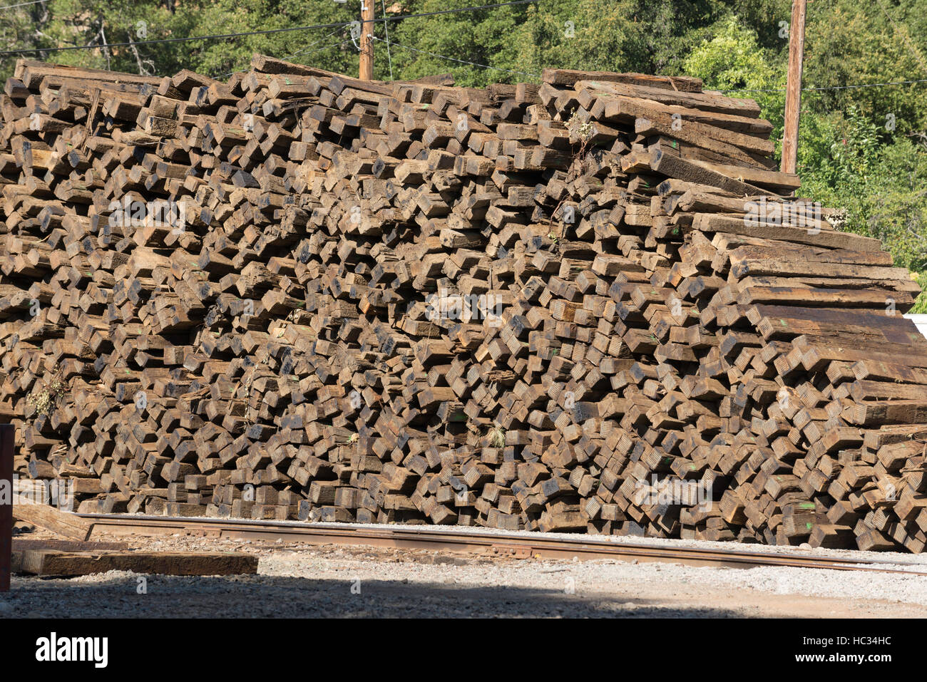 Eisenbahnschwellen in einer Schiene Hof in Dunsmuir, Kalifornien gestapelt. Stockfoto