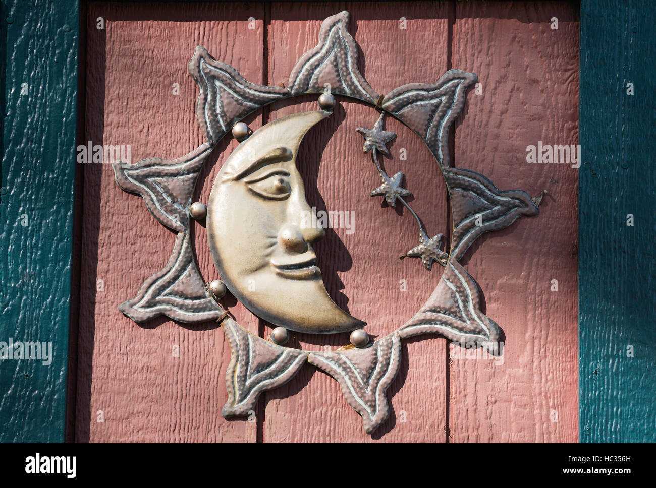Mond-Ornament auf eine Holztür. Stockfoto