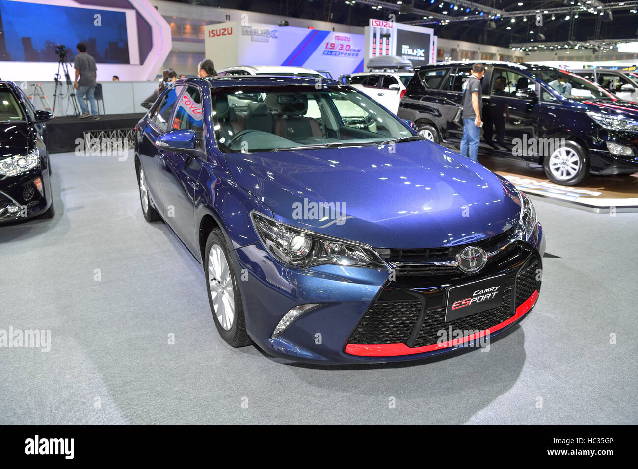 NONTHABURI - 30 NOVEMBER: Toyota Camry ESport-Auto auf dem Display an Thailand International Motor Expo 2016 am 30. November 2016 in Nonthaburi, Thailand. Stockfoto