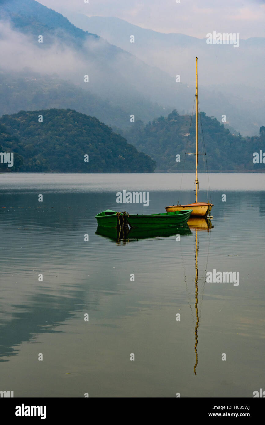 2 Boote in Pokhara Lake in der Morgendämmerung widerspiegelt Stockfoto
