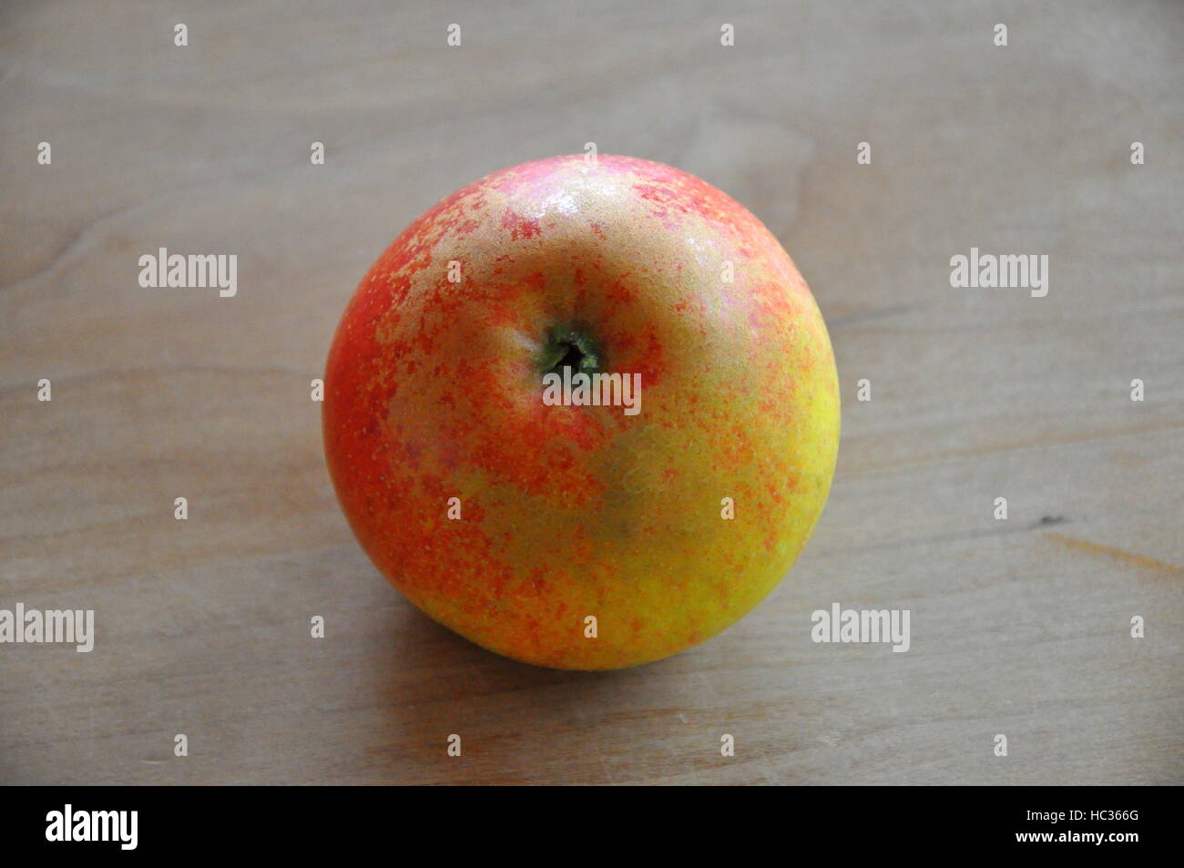 Apfel auf Tisch Stockfoto