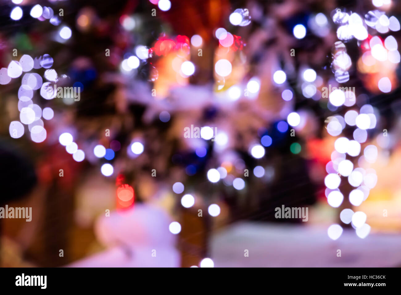 defokussierten funkelnden Weihnachtsbeleuchtung auf Straßen der Nacht Stadt Stockfoto