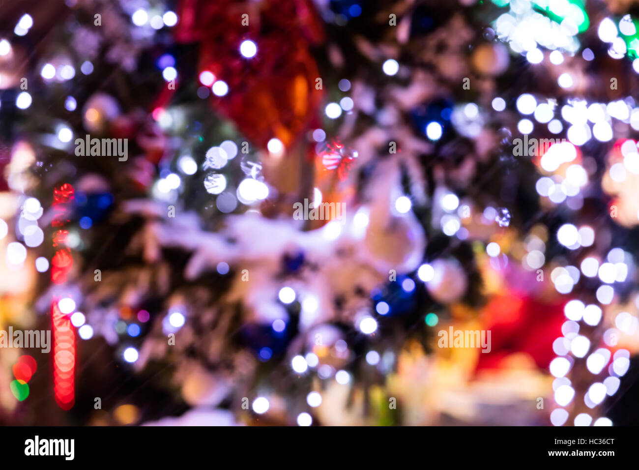 verschwommene Saiten Weihnachtslichter beleuchten Nacht Stadt an Silvester Stockfoto