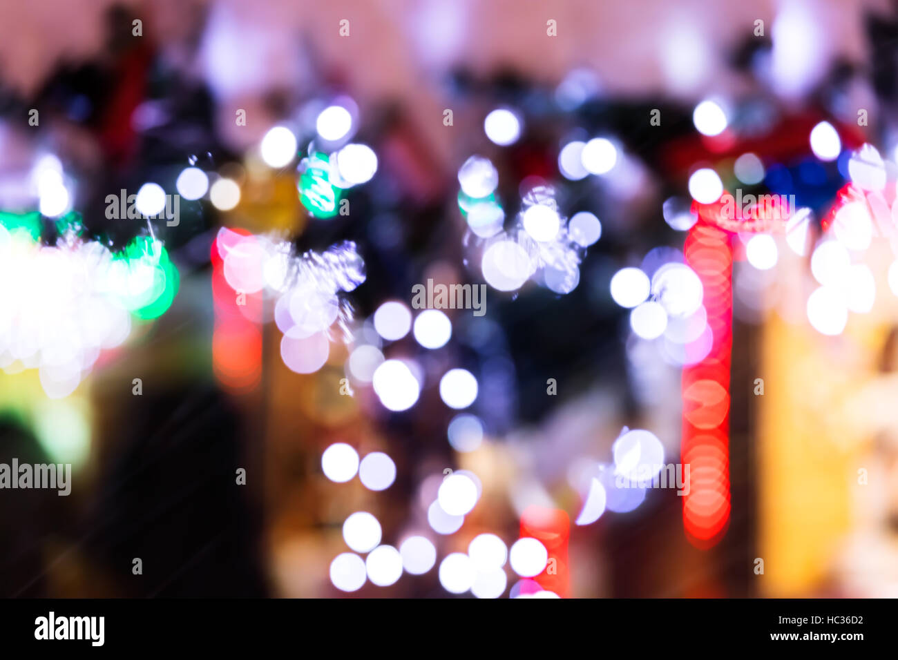 mehrfarbige verschwommene Weihnachtsbeleuchtung im Winter Kirmes am Stadtplatz Stockfoto