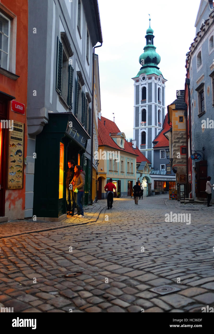 Kopfsteinpflasterstraße in der Altstadt von Cesky Krumlov, Tschechische Republik im Winter. Stockfoto