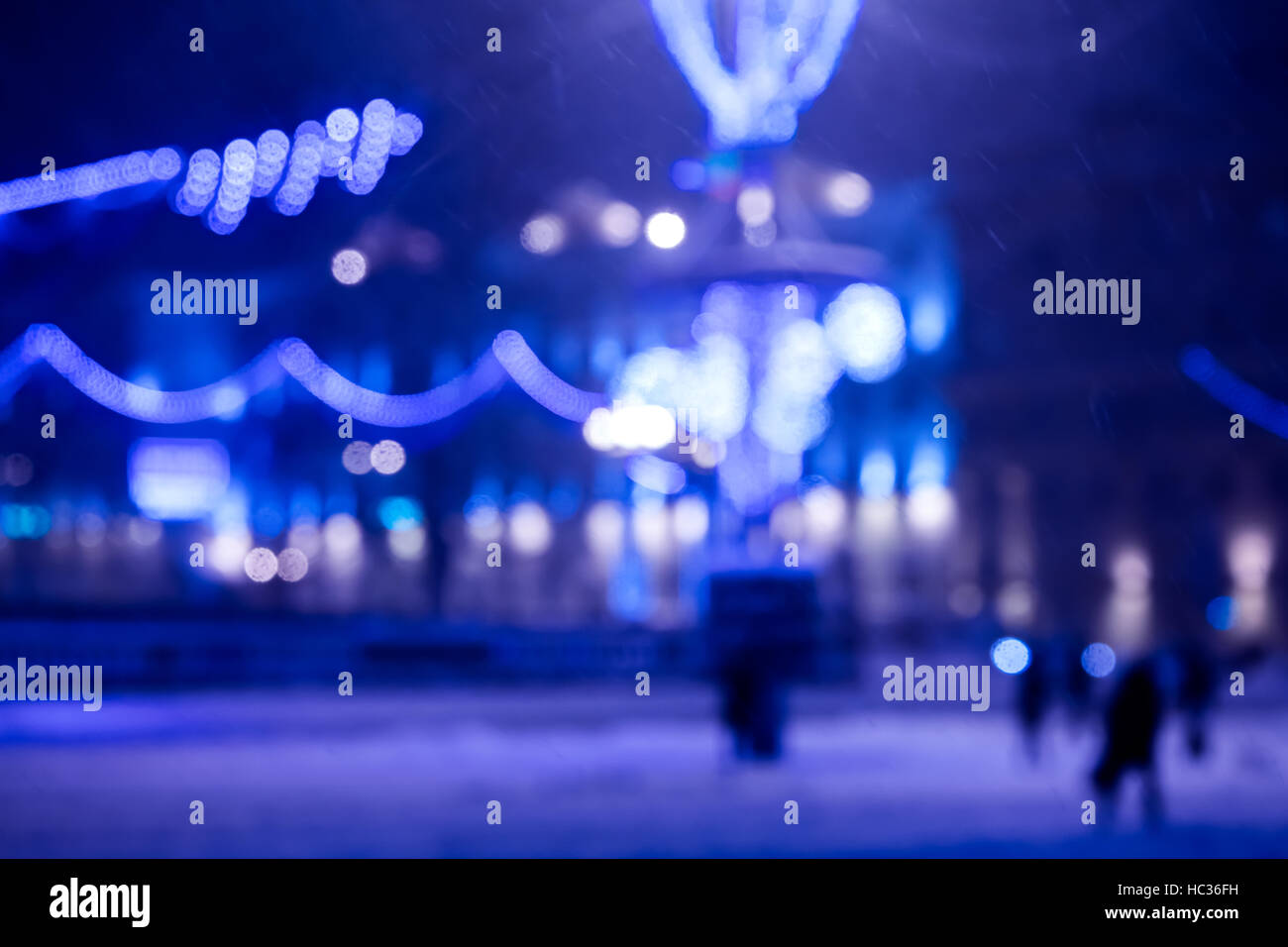 verschwommene Aussicht auf Winter Platz geschmückt mit blauen Weihnachtslichter Stockfoto