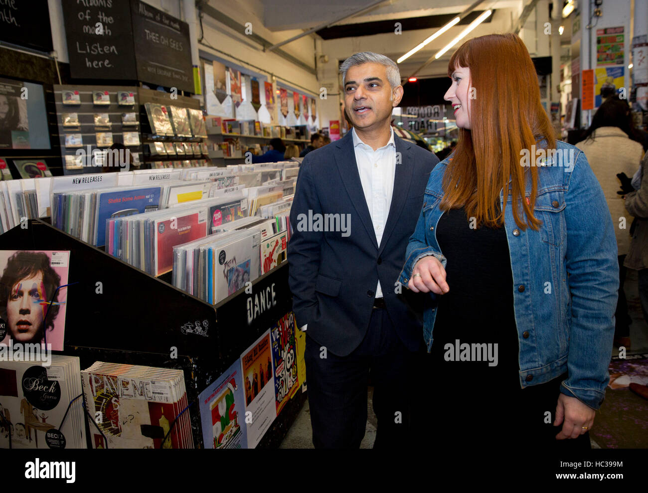 Sperrfrist bis 1100 Mittwoch Dezember 7 Bürgermeister von London Sadiq Khan trifft Noreen Mcshane, Manager von Rough Trade East, bei The Old Truman Brewery in London zum 40. Jahrestag des Shops und die #londonisopen-Kampagne zu feiern. Stockfoto