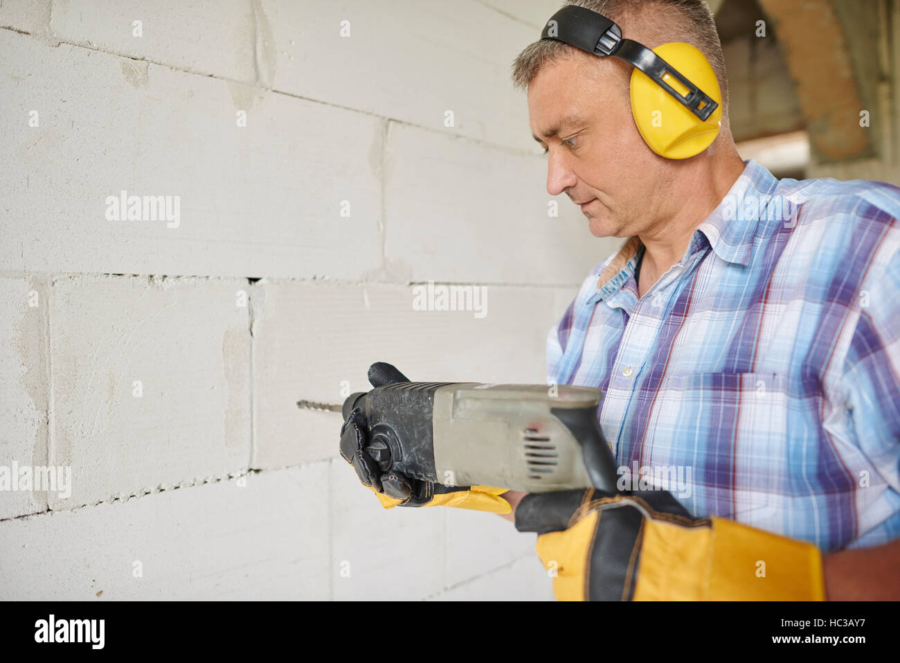 Tischler arbeitet in seiner Werkstatt Stockfoto