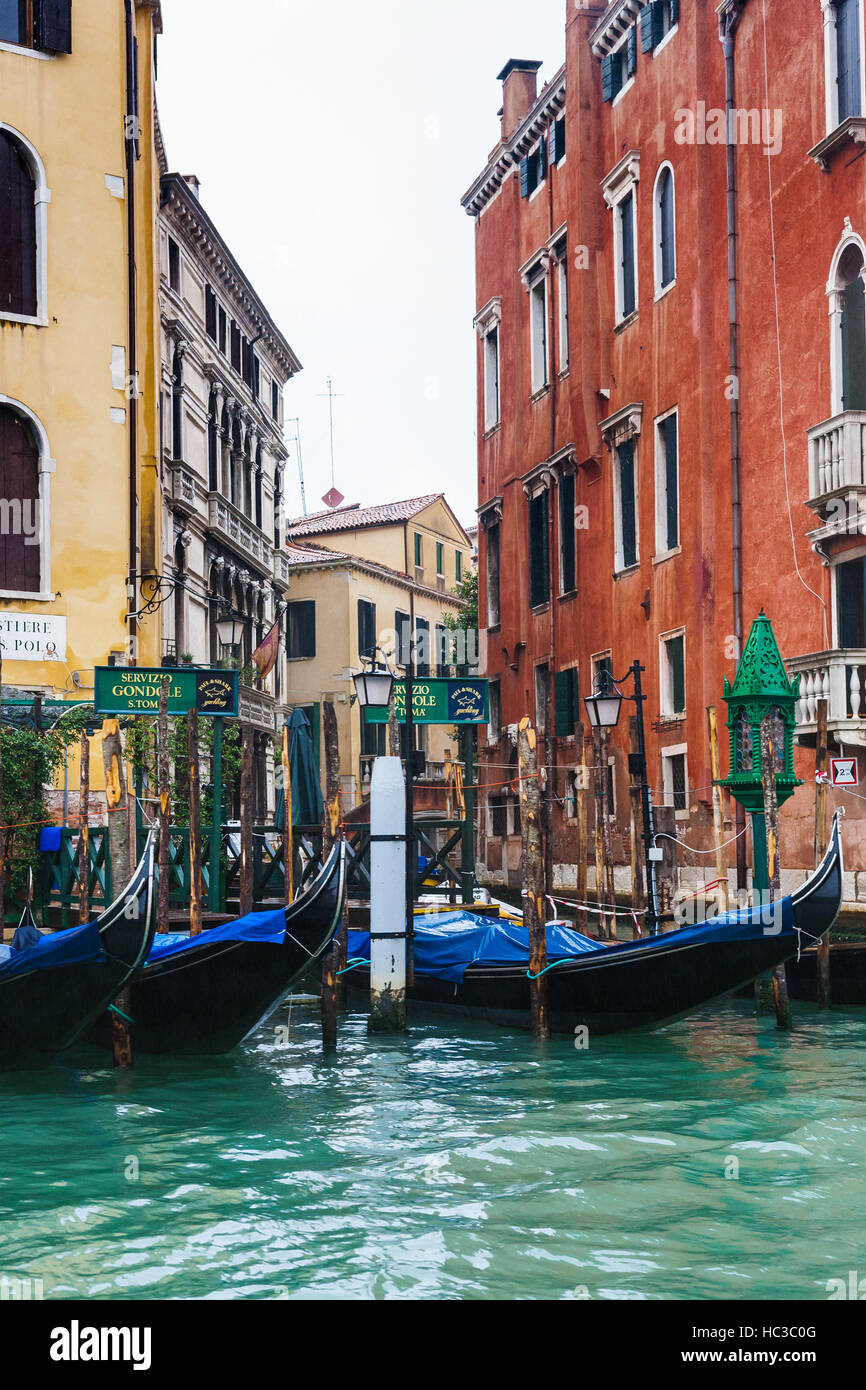 Venedig, Italien - 14. Oktober 2016: Gondeln Service in Venedig im regnerischen Herbsttag. Anzahl der Gondoliere in Venedig bleibt intakt (ihre 425) und bedeutet Stockfoto