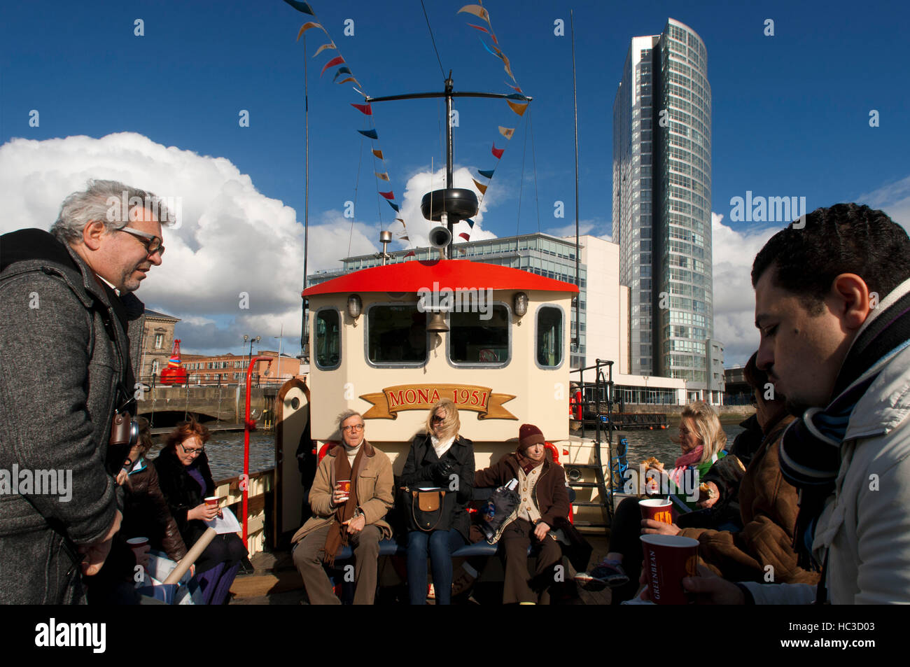 Die rote geschälten touristischen Boot Mona im Fluss Lagan in Belfast Nordirland Vereinigtes Königreich UK festgemacht. Lagan Boat Company laufen zwei verschiedene tou Stockfoto