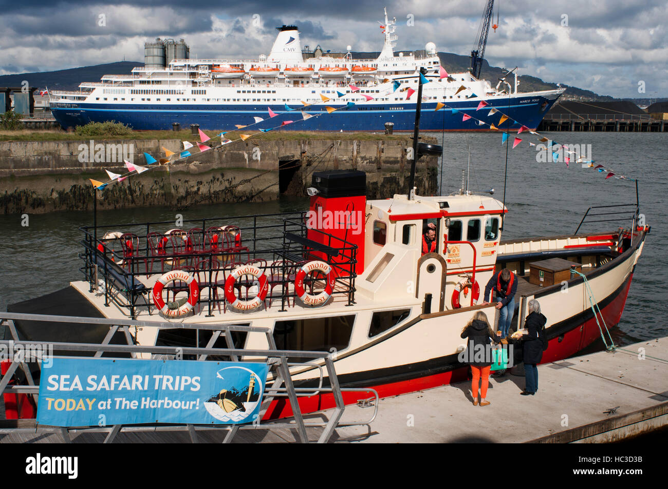 Die rote geschälten touristischen Boot Mona im Fluss Lagan in Belfast Nordirland Vereinigtes Königreich UK festgemacht. Lagan Boat Company laufen zwei verschiedene tou Stockfoto