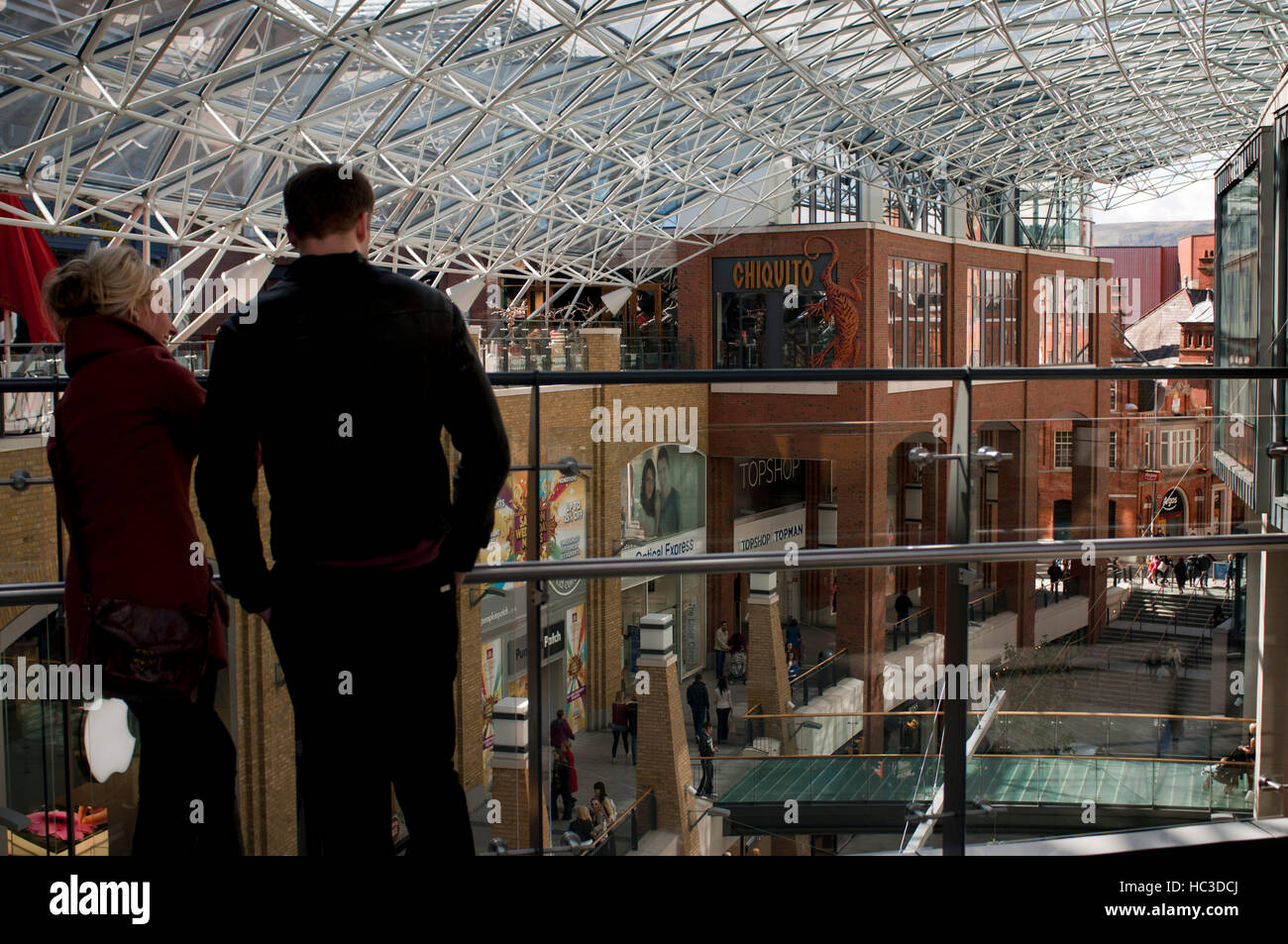 Geschäfte in Victoria Shopping Centre im Stadtzentrum von Belfast, Nordirland, Vereinigtes Königreich.  Victoria Square ist ein Gewerbe-, Wohn- und Freizeit-Entwicklung Stockfoto