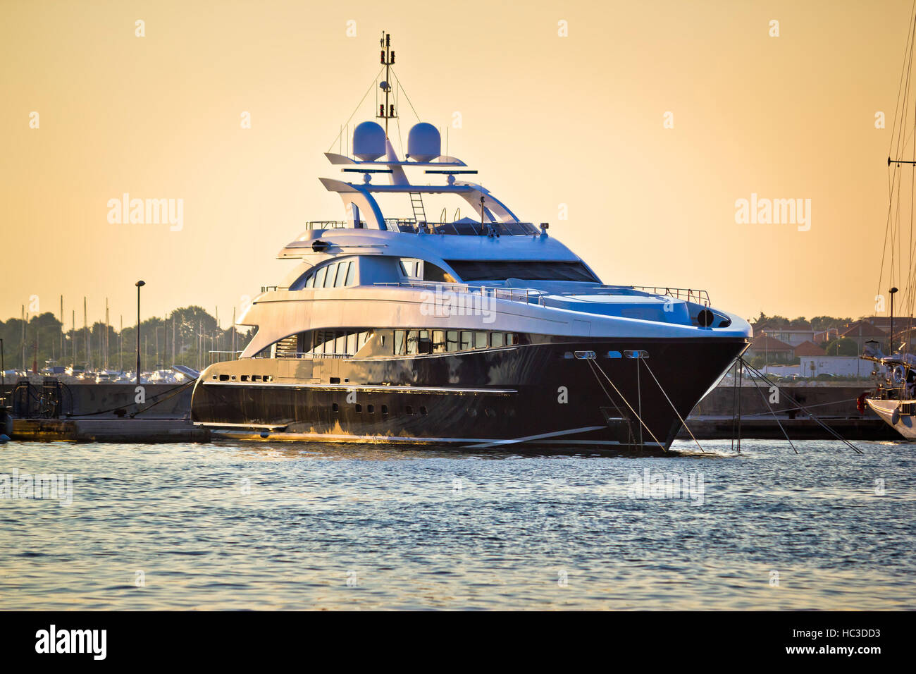 Luxus-Yacht im Hafen am goldenen Sonnenuntergang Stockfoto