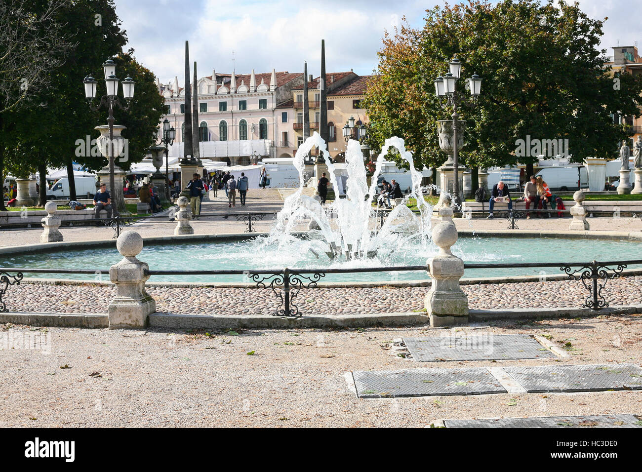PADUA, Italien - 15. Oktober 2016: Brunnen am Platz Prato della Valle in Padua Stadt. Elliptischen Platz ist ein 90.000 Quadratmeter - es ist die größte s Stockfoto