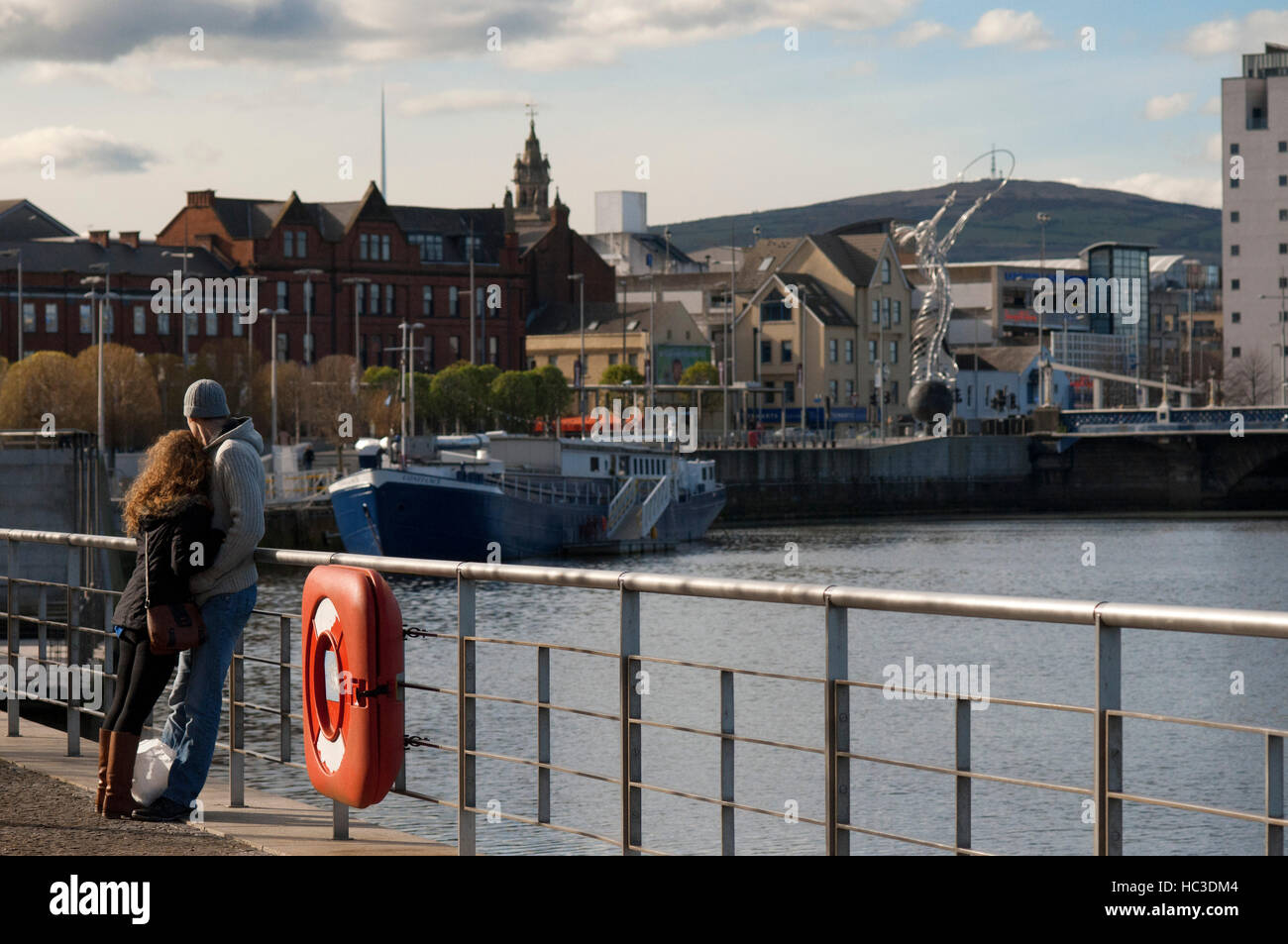 Ein paar in Bridge End, Middlepath Street, A2, Belfast, Nordirland, Vereinigtes Königreich. Das Hafengebiet selbst war schon immer eine romantische und geheimnisvollen Ort, Stockfoto