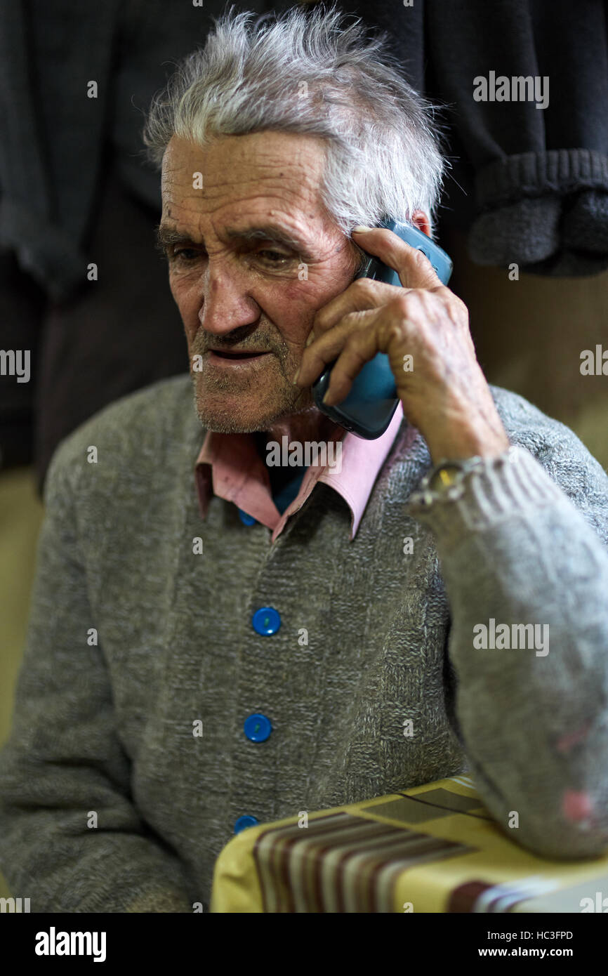 Ältere Mann in seinen Achtzigern sprechen auf dem Handy Stockfoto