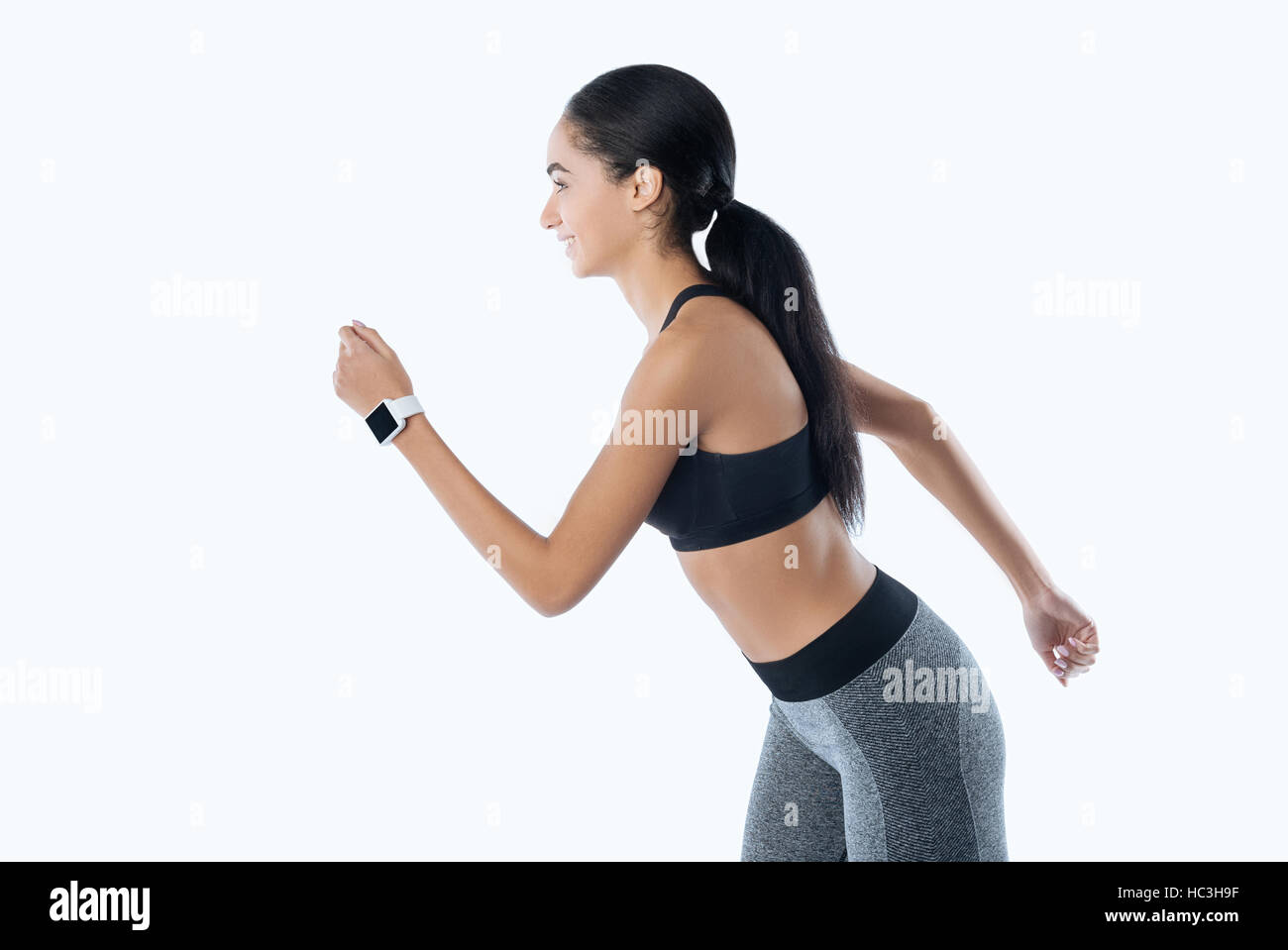 Positiv erfreut Weibchen während des Laufens Stockfoto