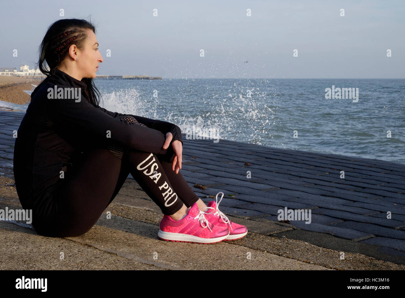 eine junge weibliche Ausübung während ihrer täglichen halten fit Routine im freien England uk Stockfoto