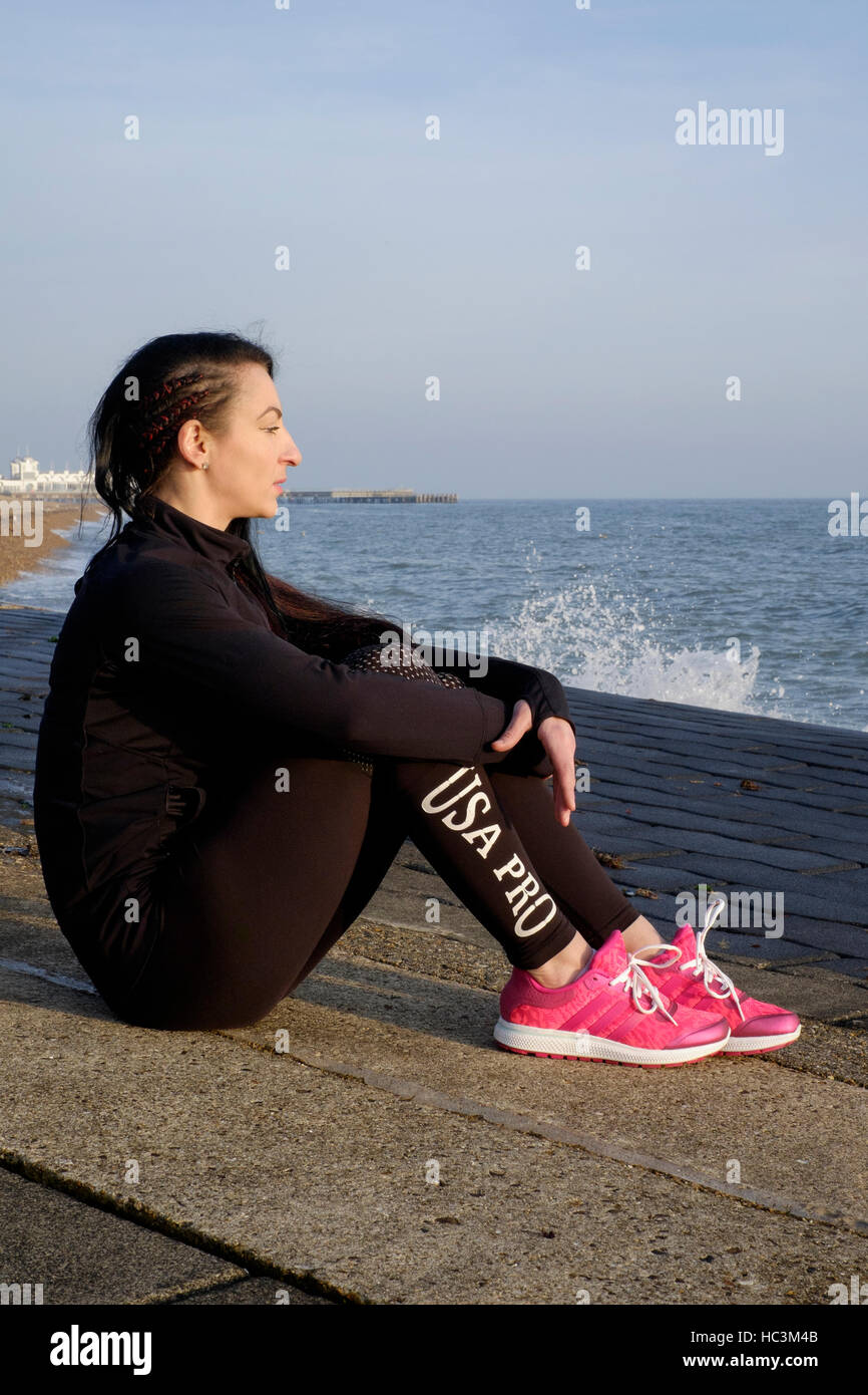 eine junge weibliche Ausübung während ihrer täglichen halten fit Routine im freien England uk Stockfoto