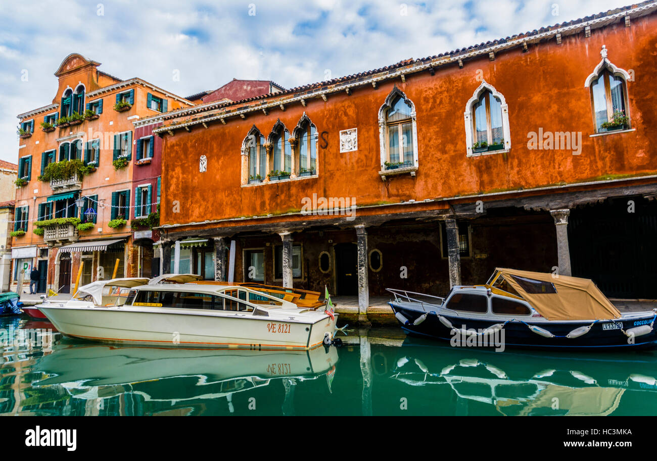 Boote vor Anker außerhalb Altbauwohnung in Insel Murano, Venedig, Italien Stockfoto