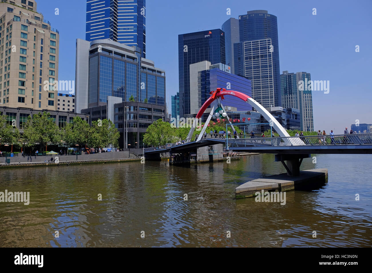 Melbourne in Victoria, Australien, Fußgängerbrücke über den Fluss Yarra. Stockfoto