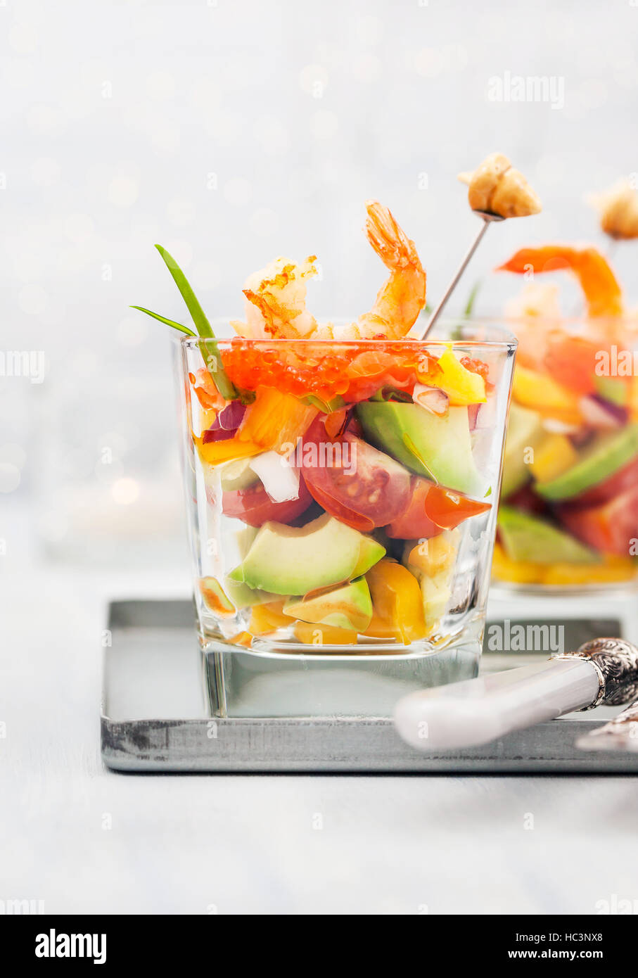 Garnelen, Avocado, Tomaten, Lachs und roten Kaviar cocktail Salat im Glas  serviert Stockfotografie - Alamy