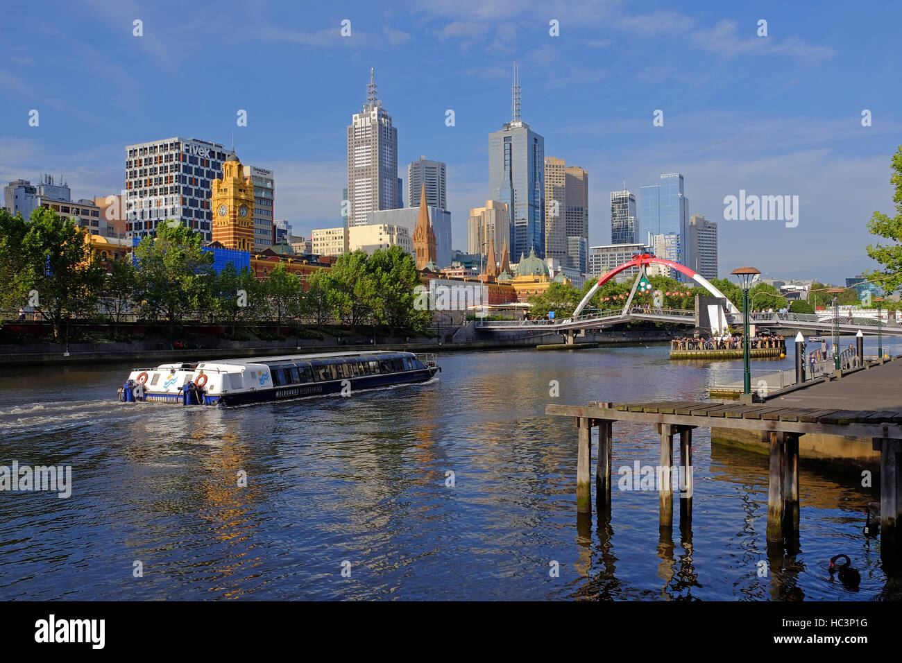 Melbourne in Victoria, Australien, Stadtzentrum und den Fluss Yarra mit touristischen Boot Stockfoto