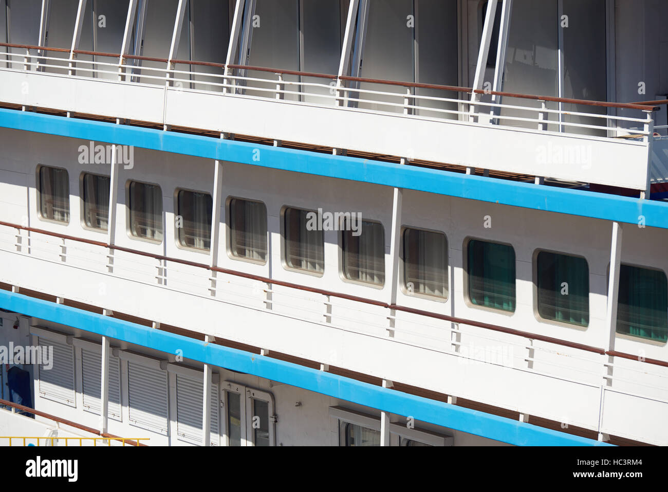 Kreuzfahrt Schiff Seite Ansicht Closeup als Hintergrund, Fenster und Balkon Stockfoto